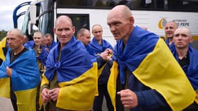 Des prisonniers de guerre ukrainiens échangés contre des prisonniers russes en Ukraine, ce samedi 24 mai 2025.