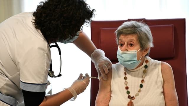 Vaccination d'une pensionnaire d'un Ehpad de Bobigny, le 30 décembre 2020