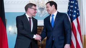 Le secrétaire d'État américain Marco Rubio salue le ministre allemand des Affaires étrangères Johann Wadephul (à gauche) avant leurs réunions au département d'État à Washington, DC, le 12 janvier 2026.