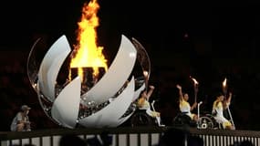 La vasque des Jeux paralympiques allumée lors de la cérémonie d'ouverture, le 24 août 2021 à Tokyo