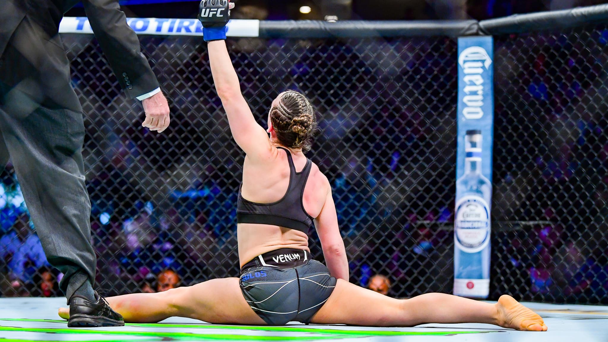 Vanessa Demopoulos célèbre sa victoire à l'UFC 270 d'un grand écart