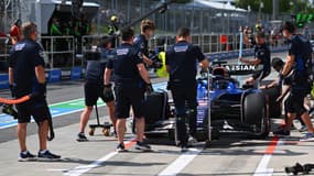Alex Albon au stand Williams lors des qualifications pour le Grand Prix du Canada, 14 juin 2025