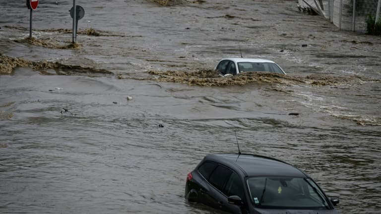 Des voitures en partie submergées par les inondations à Givors, dans le Rhône, le 17 octobre 2024