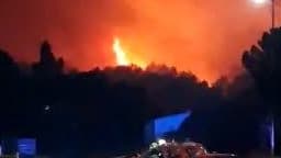 Bouches-du-Rhône : impressionnant incendie à Aubagne - Témoins BFMTV