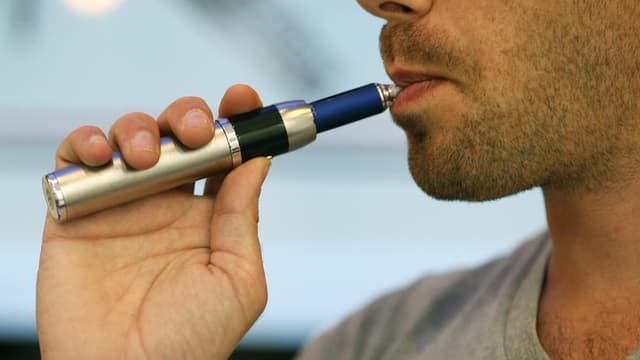 Le magazine 60 millions de consommateurs met en garde contre les dangers de certains composés potentiellement cancérogènes présents dans le liquide des cigarettes électroniques.