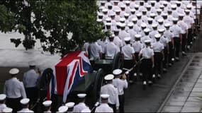 Au total, entre 142 et 144 soldats de la Royal Navy tireront le cercueil.