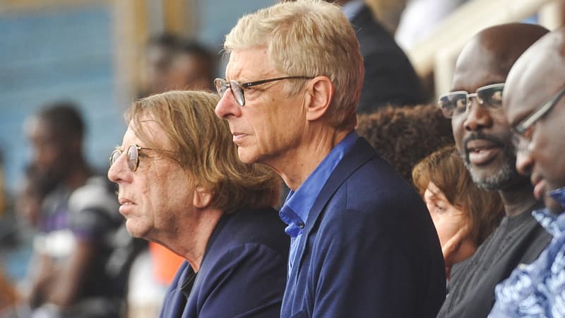 Arsène Wenger (au centre)