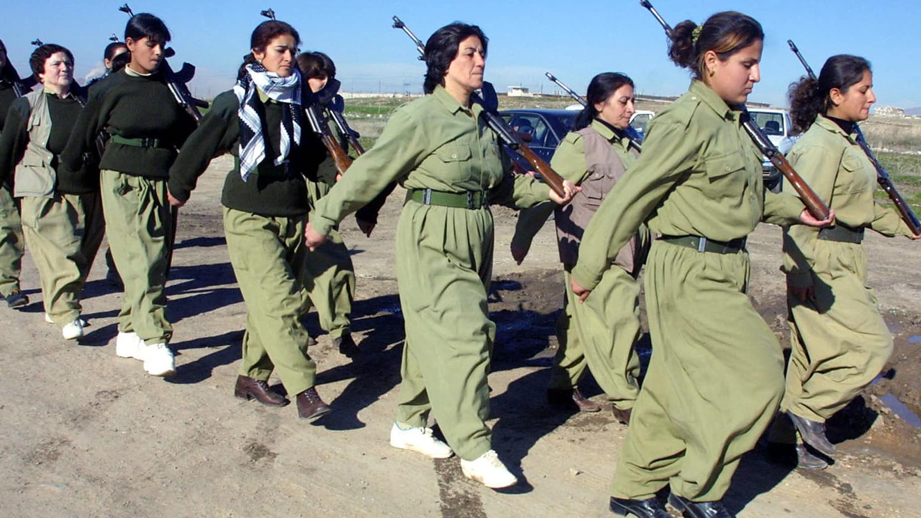 Des femmes peshmergas s'entraînent au combat, en janvier 2003. Des femmes peshmergas s'entraînent au combat, en janvier 2003.