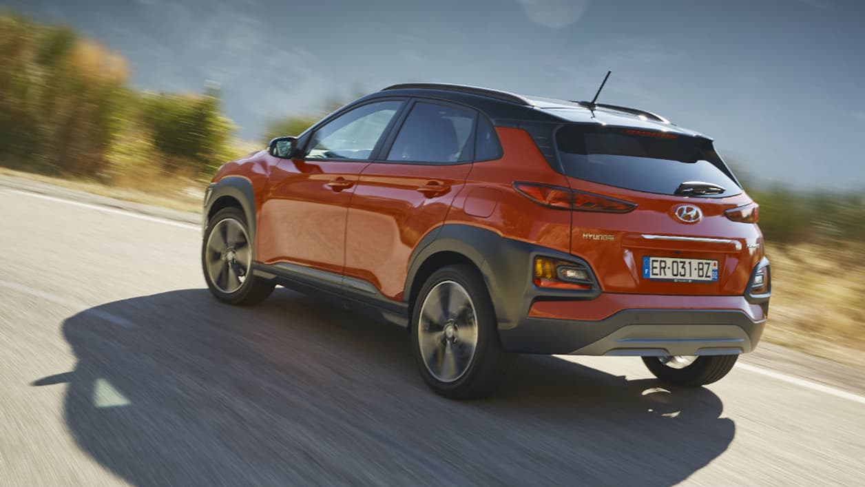 Le Hyundai Kona affiche 4,17 mètres de long, soit 3 petits centimètres de plus que son cousin Stonic. L'empattement atteint lui les 2,60 mètres. Le Hyundai Kona affiche 4,17 mètres de long, soit 3 petits centimètres de plus que son cousin Stonic. L'empattement atteint lui les 2,60 mètres.