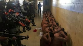 Transfert de prisonniers, à Maceio au Brésil, le 16 janvier 2017 alors que les émeutes dans les prisons se multiplient dans le pays depuis plusieurs jours