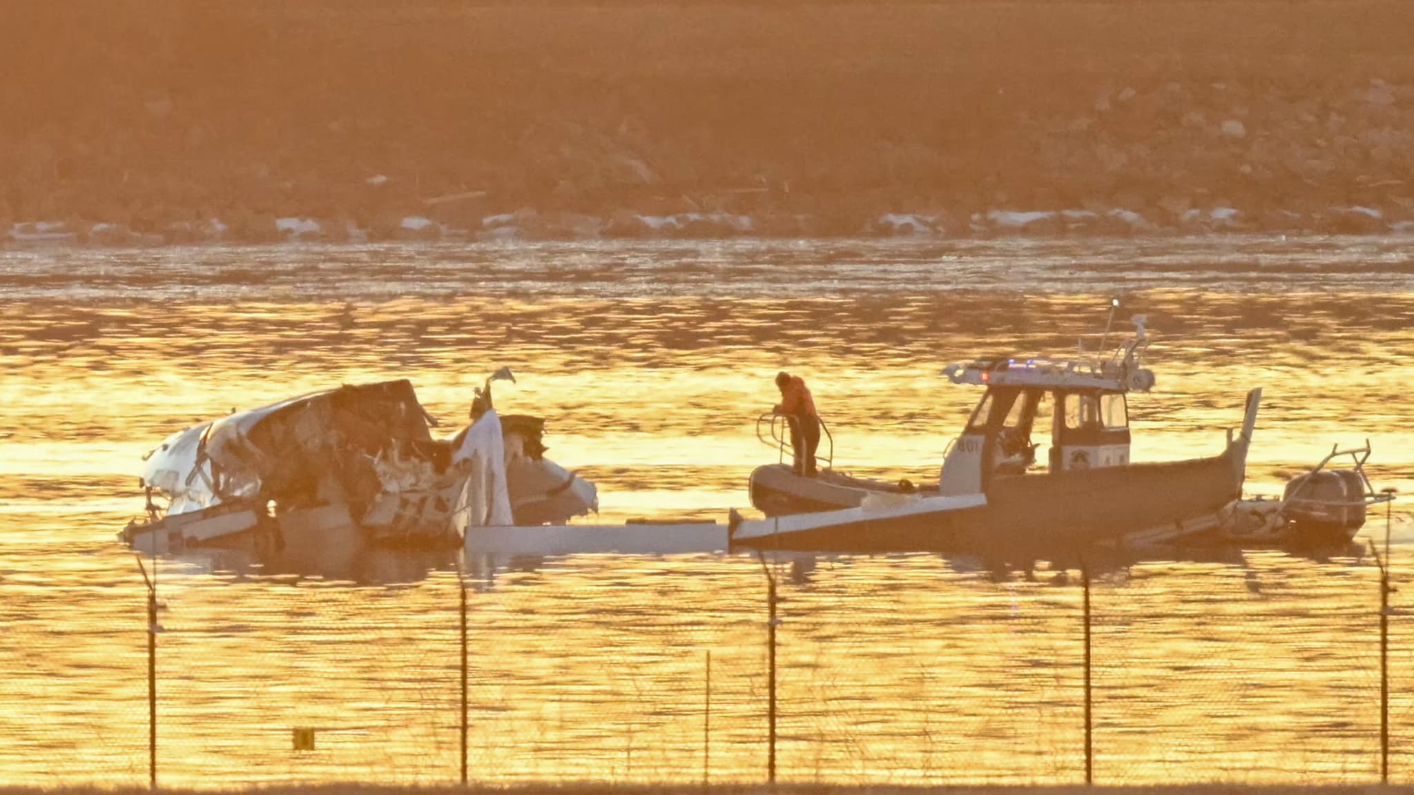 Des bateaux de sauvetage fouillent les eaux de la rivière Potomac après qu'un avion et un hélicoptère sont entrés en collision, près de Washington, DC, le 30 janvier 2025. Des bateaux de sauvetage fouillent les eaux de la rivière Potomac après qu'un avion et un hélicoptère sont entrés en collision, près de Washington, DC, le 30 janvier 2025.