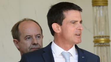 Bernard Cazeneuve et Manuel Valls auraient menti sur le dispositif de sécurité mis en place à Nice le soir du 14 juillet.