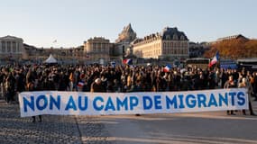 Manifestation devant le château de Versailles, le 11 novembre 2016. 