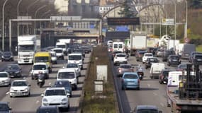 Un panneau sur le périphérique parisien indique "Risque pollution ralentir" le 10 avril 2015