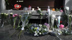 Des fleurs déposées dans la rue où deux policiers ont été tués à Liège 