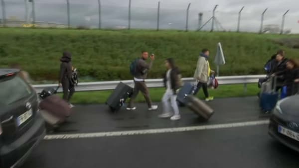 Certains voyageurs sont forcés de rejoindre l'aéroport de Roissy à pied à cause d'un blocage des routes