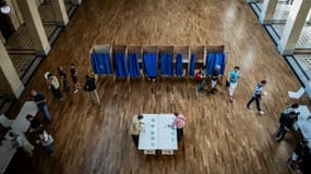 Un bureau de vote lyonnais pendant les législatives de juillet 2024, pour le second tour.