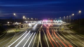 Une barrière de péage en pleine nuit.