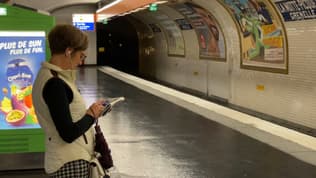 Une usagère du métro parisien à la station la Motte-Picquet-Grenelle.