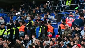 Les services médicaux prennent en charge un supporter victime d'une chute dans les tribunes lors de la finale de la Ligue des Nations Espagne-Portugal (2-2, 3 t.a.b. 5), le 8 juin 2024