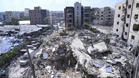 Vue aérienne des bâtiments situés en face de l'hôpital Jabal Amel, ville de Tyr, qui ont subi d'importants dégâts à la suite d'une frappe dans la région de Maarakah, au sud du Liban, le 2 juin 2026.