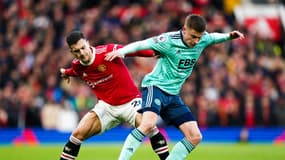 Diogo Dalot et Harvey Barnes luttent pour le ballon