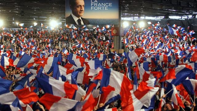 Partisans de Nicolas Sarkozy à Villepinte, en région parisienne. Les concurrents du président-candidat l'accusent de fuir le débat sur les questions essentielles en prétendant que l'Europe et l'immigration sont les sources des problèmes de la France. /Pho