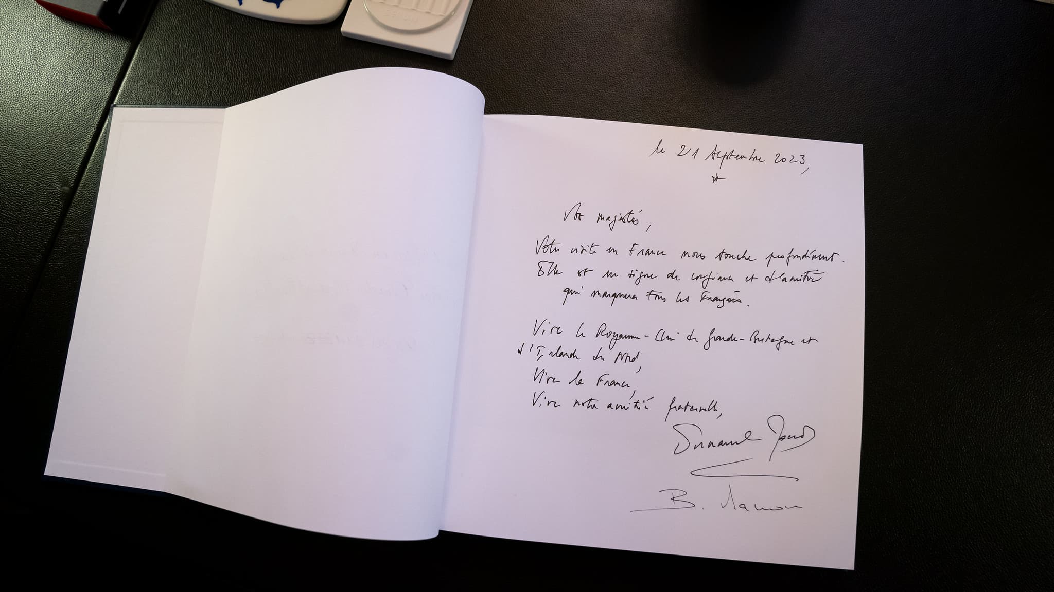 Le mot manuscrit écrit par Emmanuel Macron à Charles III dans un album photo donné en cadeau le 21 septembre 2023