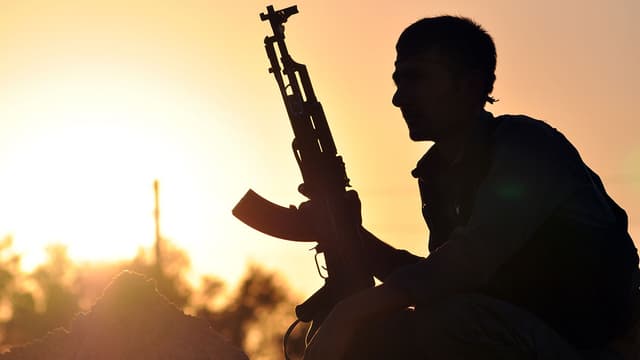 Un combattant kurde près de Raqqa.