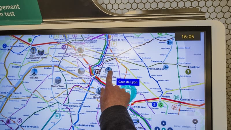 Les plans indicateurs lumineux d'itinéraire (PILI) vont être remplacés, dans certaines gares et stations, par des écrans tactiles grand format disponibles en sept langues
