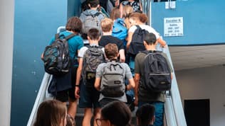 Des collégiens se rendent en classe au lendemain de la rentrée dans le collège Léonard de Vinci de Tournefeuille (Haute-Garonne), le 2 septembre 2025 (photo d'illustration)