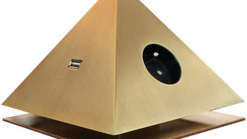 Cette pyramide n'est pas seulement une oeuvre d'art. C'est aussi une boitier multiprises que l'on trouve dans les suites de l'Hôtel Meurice. Cette pyramide n'est pas seulement une oeuvre d'art. C'est aussi une boitier multiprises que l'on trouve dans les suites de l'Hôtel Meurice.