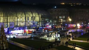 Des véhicules de secours stationnés devant la gare de Strasbourg le 11 janvier 2025 après une collision entre deux tramways