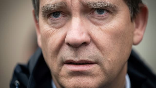 L'ex-ministre Arnaud Montebourg, candidat à l'élection présidentielle, lors de la visite d'un marché à Carbonne, le 30 septembre 2021