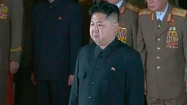 Le nouveau dirigeant nord-coréen Kim Jong-un rend hommage à son père, au Palais Kumsusan où repose la dépouille de Kim Jong-il. Après la mort de ce dernier, la Corée du Nord se dirigerait vers un pouvoir collégial autour de son jeune fils, appelé à dirige