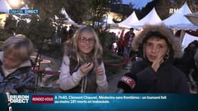 Les enfants, impatients, rencontrent le Père Noël à Paris