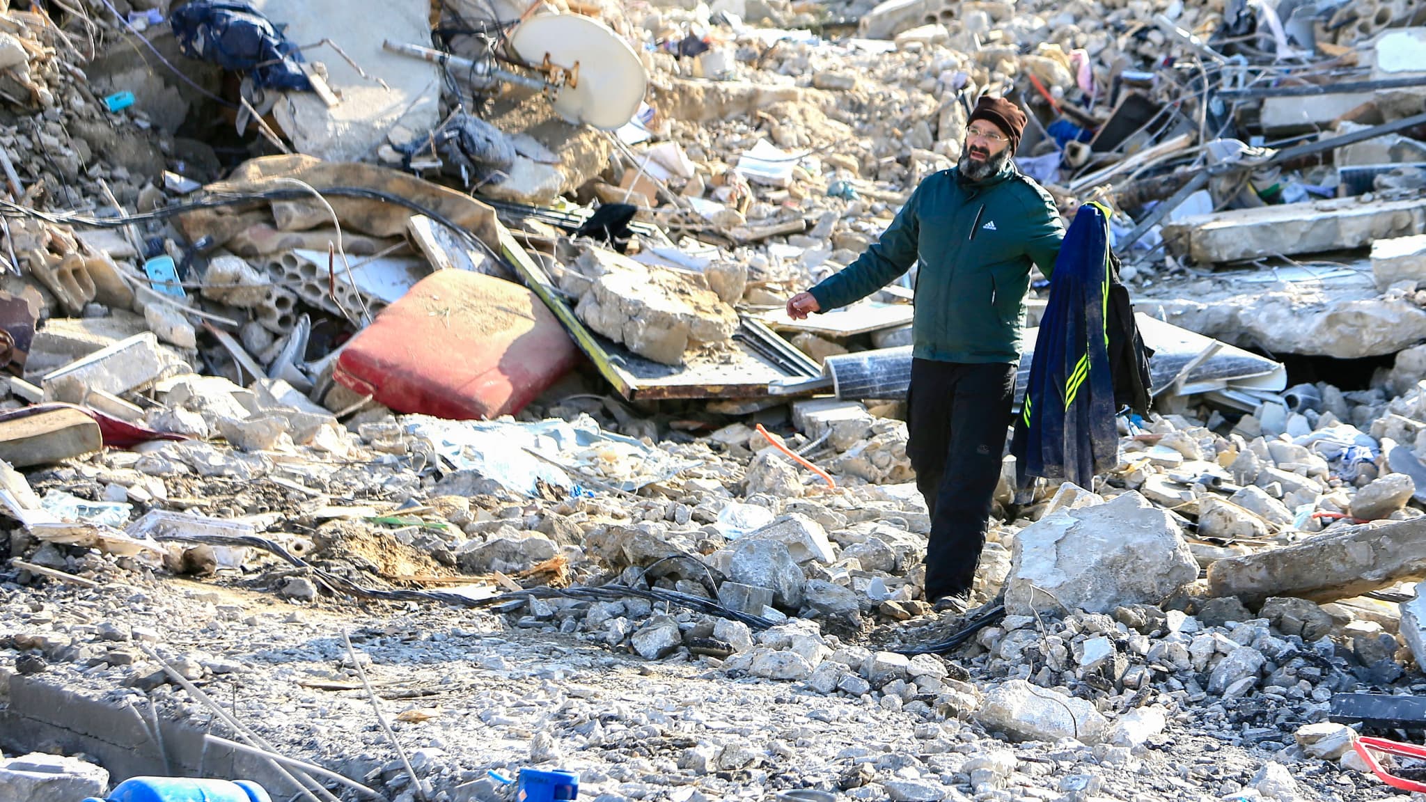 Un homme récupère des vêtements dans les décombres d'un bâtiment à Bint Jbeil dans le sud du Liban, le 27 décembre 2023.
