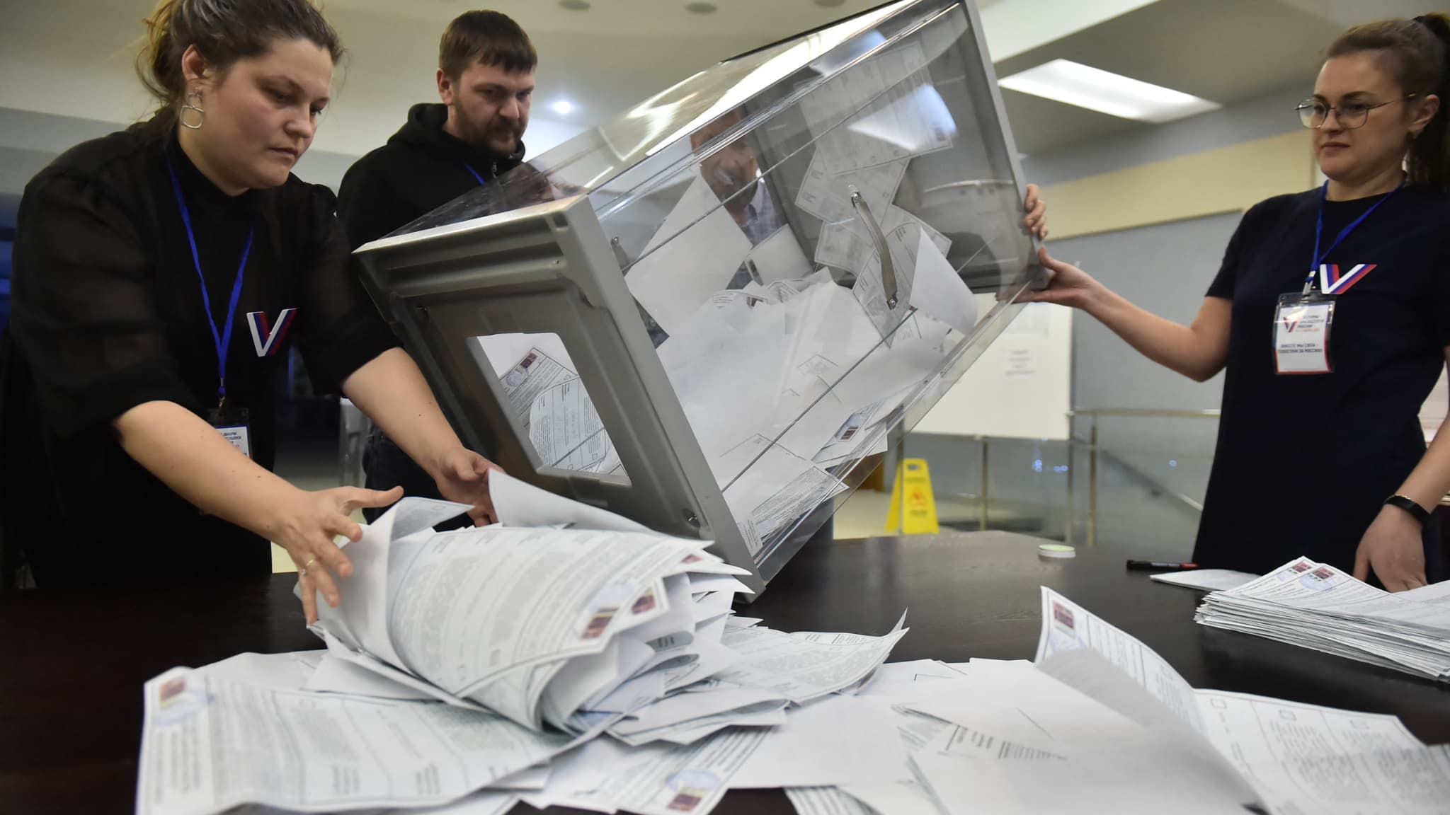 Un dépouillement des bulletins de l'élection présidentielle russe dans un bureau de vote de Novossibirsk, le 17 mars 2024