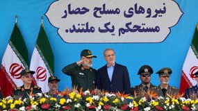 Le président iranien Masoud Pezeshkian et Amir Ali Hajizadeh, commandant de la Force aérospatiale de l'armée des Gardiens de la révolution islamique, le 21 septembre 2024