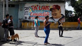 Fresque murale représentant Hugo Chavez dans une rue de Caracas. Le président vénézuélien, hospitalisé à Cuba après sa quatrième opération d'un cancer, sera absent de la cérémonie d'investiture prévue jeudi dans la capitale, a annoncé mardi le gouvernemen