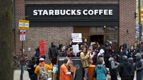 Une manifestation le 15 avril 2018 devant le Starbucks de Philadelphie dans lequel deux hommes noirs ont été arrêtés sans raison
