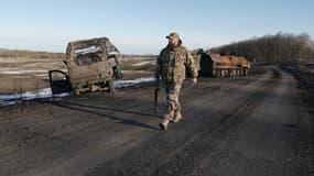 Un combattant d'un bataillon tchétchène marche sur une route près du village de Kazachya Loknya, précédemment tenu par les troupes ukrainiennes et récemment repris par les forces armées russes, dans le district de Sudzha de la région de Koursk, le 18 mars 2025,