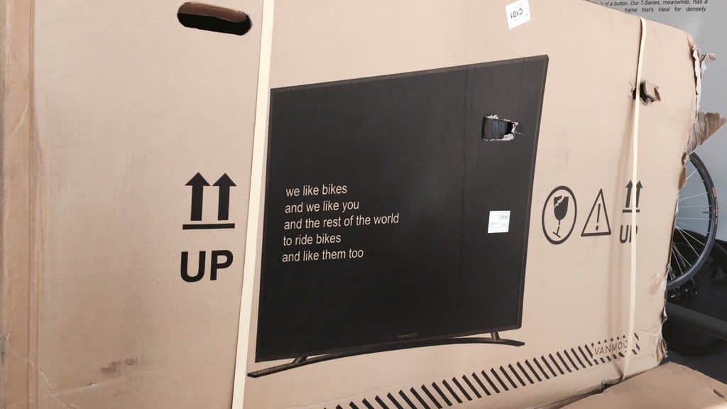 Ce simple emballage de TV à écran plat protège son contenu bien mieux qu'un carton à vélo. Ce simple emballage de TV à écran plat protège son contenu bien mieux qu'un carton à vélo.