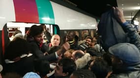 La cohue sur les quais du RER gare du Nord à Paris pour tenter de monter à bord