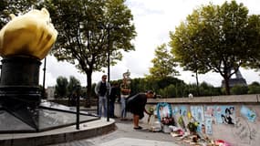 A Paris, le pont de l'Alma reste un lieu de recueillement pour les admirateurs de la princesse Diana, plus de 16 ans après sa mort.