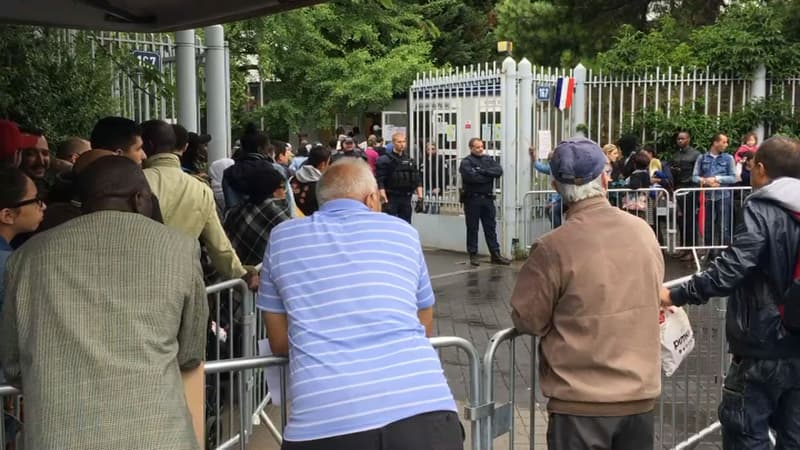 Des centaines de personnes attendent chaque jour pour entrer dans la préfecture de Nanterre.