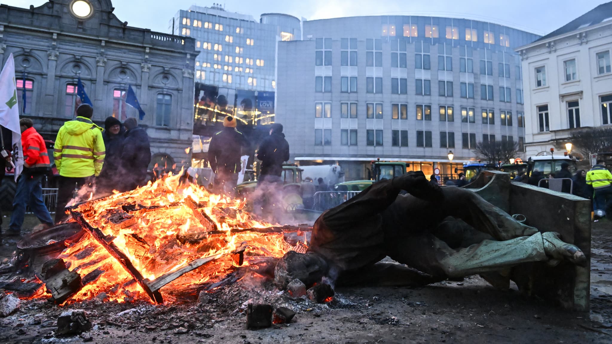 La statue du mécanicien de Beaufort, appartenant au monument à John Cockerill, place du Luxembourg, à Bruxelles, déboulonnée par des manifestants, dans le cadre de la contestation agricole, le 1er février 2024