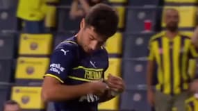 Une célébration insolite pour le joueur du Fener.