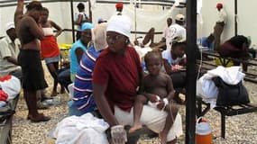 Malades du choléra en attente de soins à l'hôpital de la ville de Saint-Marc, en Haiti. Les autorités haïtiennes et les organisations humanitaires ont intensifié leurs efforts samedi pour éviter une propagation de l'épidémie de choléra jusqu'à Port-au-Pri