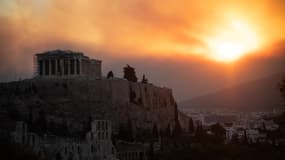 Le Parthénon et l'Acropole sous un nuage de fumée à Athènes, ce lundi 12 août 2024. 